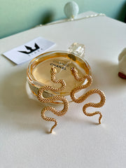 Елегантни златни обеци във формата на змия