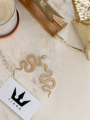 Елегантни златни обеци във формата на змия